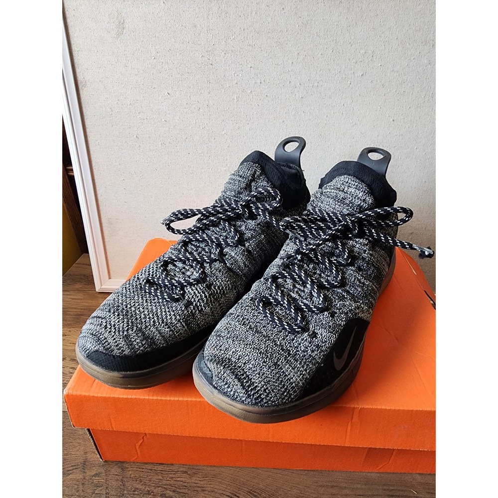 Nike size 10 shoes - Picture 10 of 11